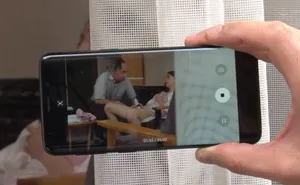 Bạn gái của con trai gian díu với bố chồng yêu bị gã tiền bối khu phố phát hiện