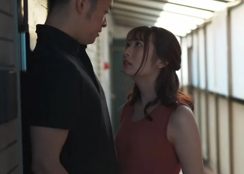 Bà xã mang thai, tôi bị nóng bỏng bởi người vợ nhà sát bên thường ở nhà một mình