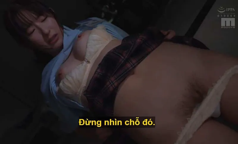 Sếp lớn đang mưu tính quan hệ với cô em dưới quyền kiêu kỳ lười nhác, suốt ngày bận rộn chat chit cùng người yêu.