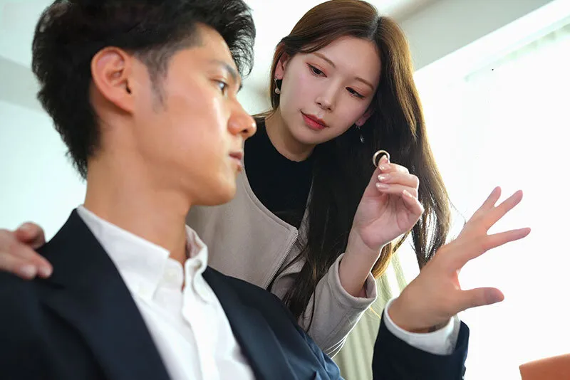 Cô vợ đi đi chơi, ông chồng ở nhà bị nhỏ em cô vợ gạ chịch không trượt phát nào